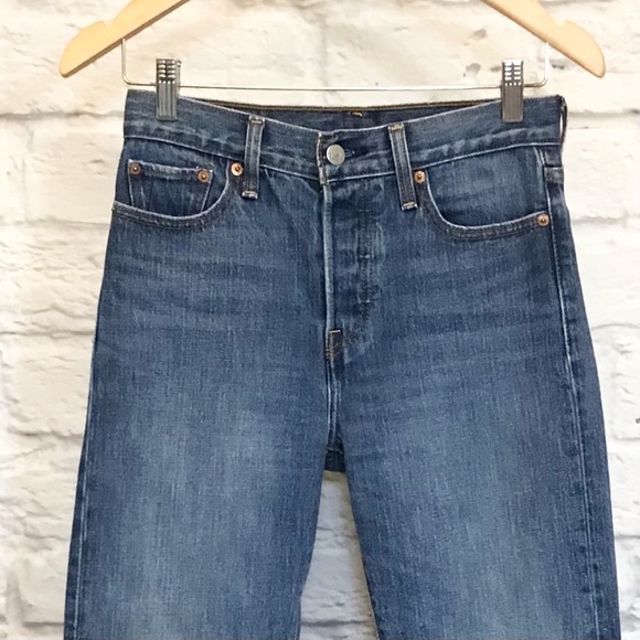 Levi’s W26 (US 2/3) Wedgie White Oak Cone Denim Women’s Jeans Hand Cropped Hems - Picture 3 of 12